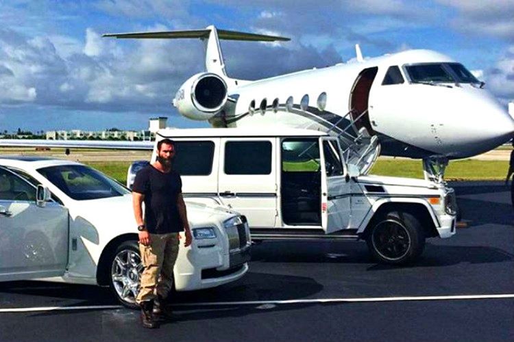 Dan Bilzerian'ın sadece 360 adet üretilen, 1988 model özel yapım bir jet uçağı bulunuyor.