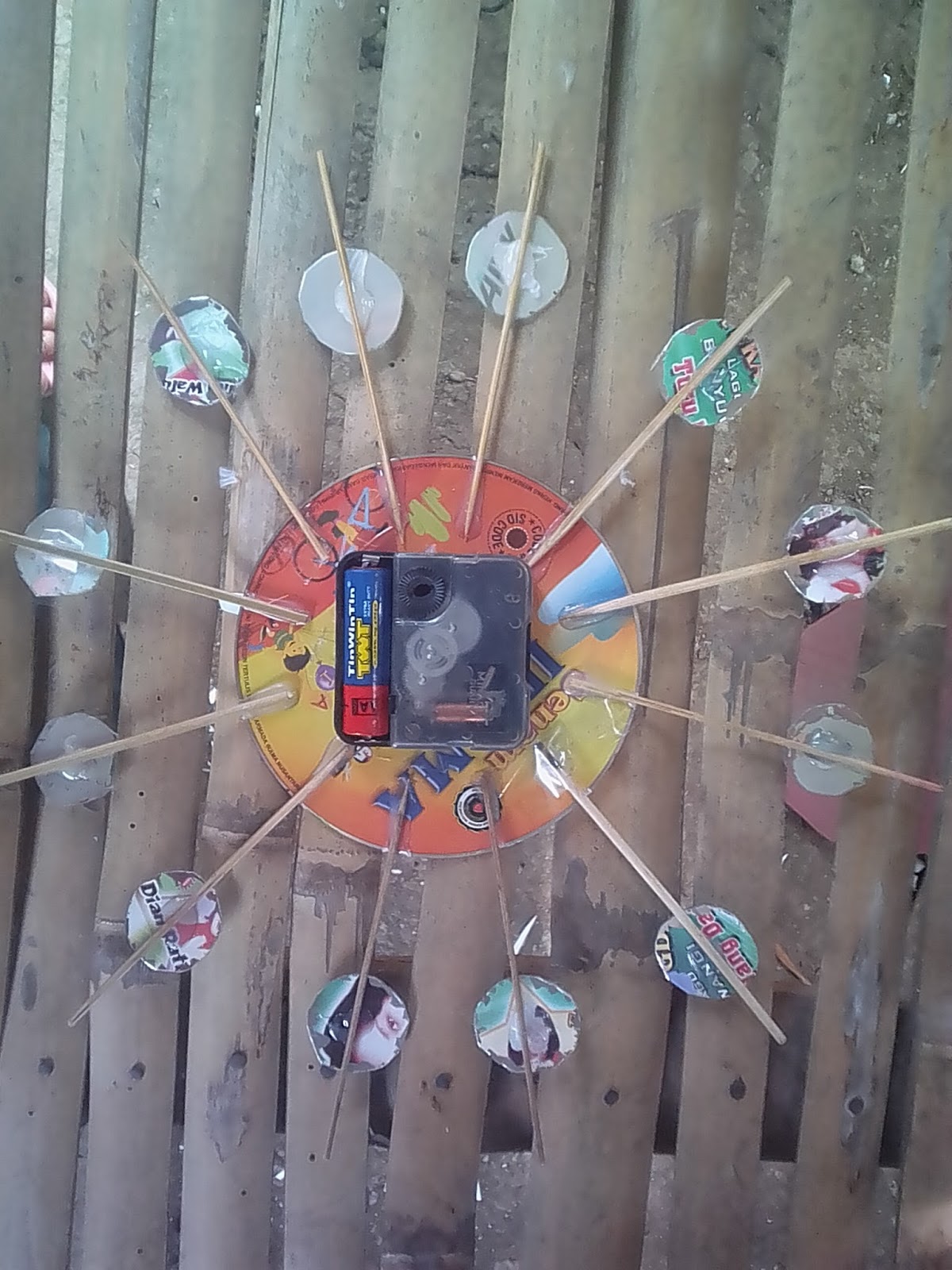 membuat jam dinding dari kaset bekas