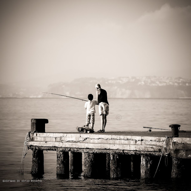 Lezioni di pesca, lezioni di vita, Bambini, Padre, Nonno, Mare, Sea, Fishing, Foto Ischia, Ischia, Ischia Ponte, 