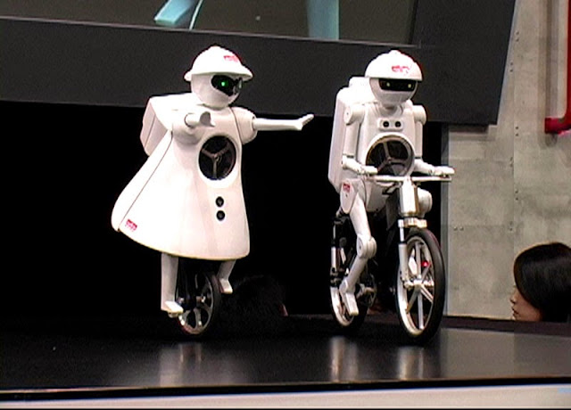 Robot Paling Canggih Bersaudara Naik Sepeda