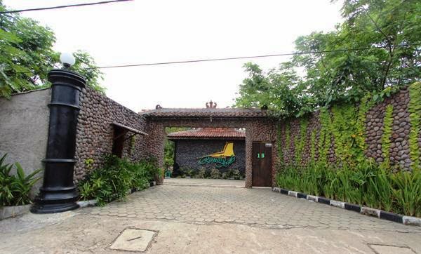 Kampoeng Wisata Rumah Joglo di Ciampea Bogor