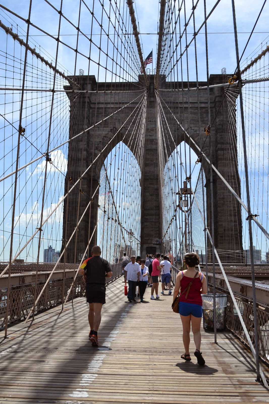 Мари бракемон картины. Пешеходная часть бруклинского моста. Человек на мосту. Walk the bridge. Девушка на мосту бруклина.