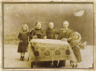 1908. Sindelar (al centro), con la madre Marie, il padre Jan, e le sorelle Rosa e Leopoldine. 1908. Sindelar (al centro), con la madre Marie, il padre Jan, e le sorelle Rosa e Leopoldine.