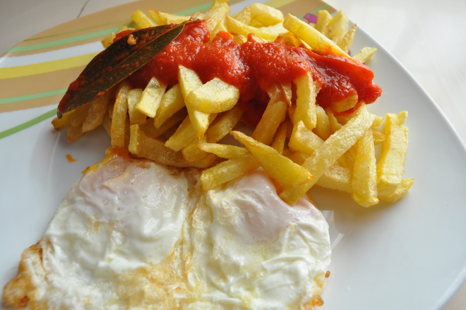 Apunta la receta HUEVOS FRITOS CON PATATAS Y TOMATE FRITO CASERO