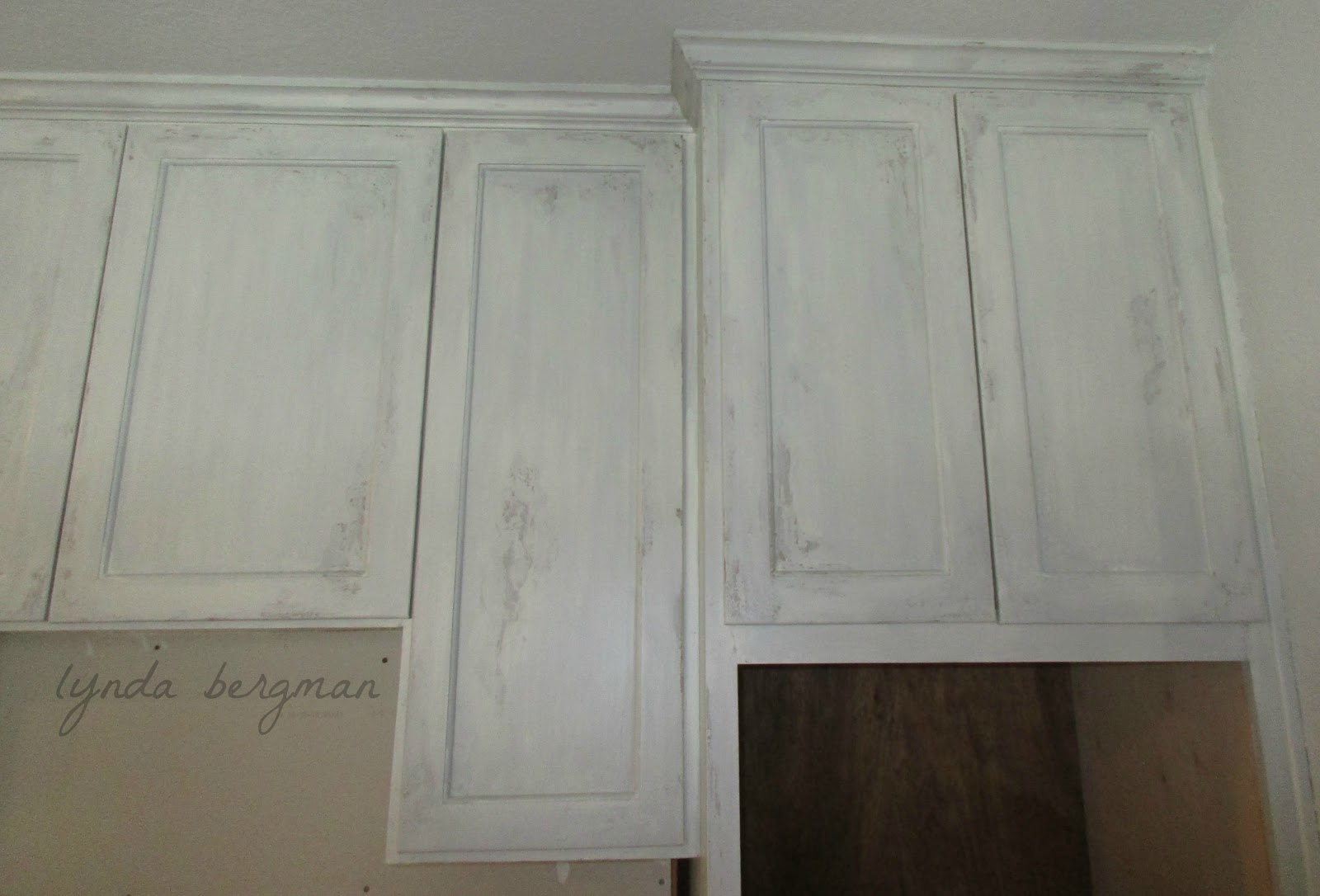 LYNDA BERGMAN DECORATIVE ARTISAN PAINTING A DISTRESSED & GRAY GLAZED