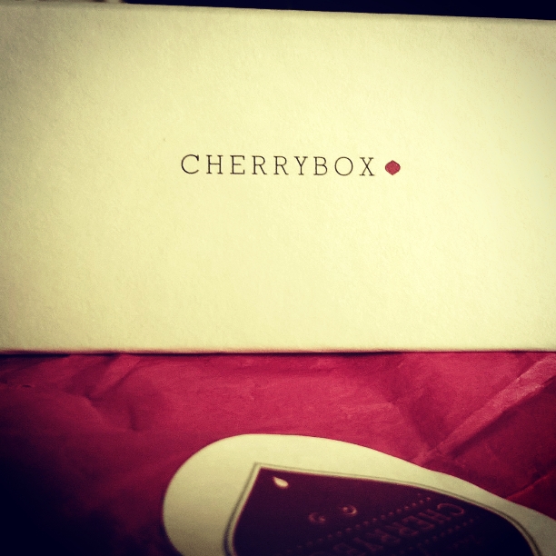 Το cherrybox της άνοιξης 2015, συνδρομητικό κουτί ομορφιάς Cherry box closeup, κοντινή φωτογραφία