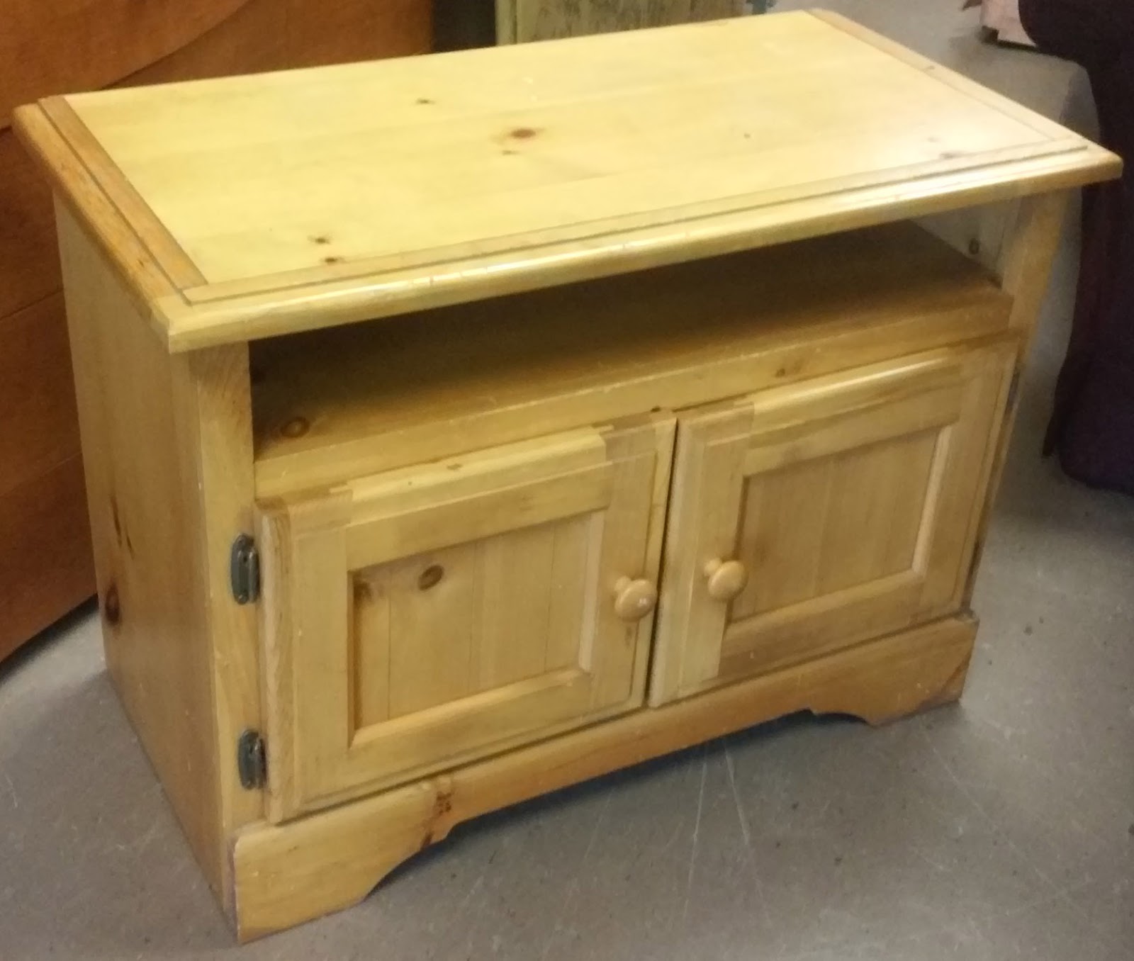 UHURU FURNITURE & COLLECTIBLES SOLD Country Pine TV Stand 30