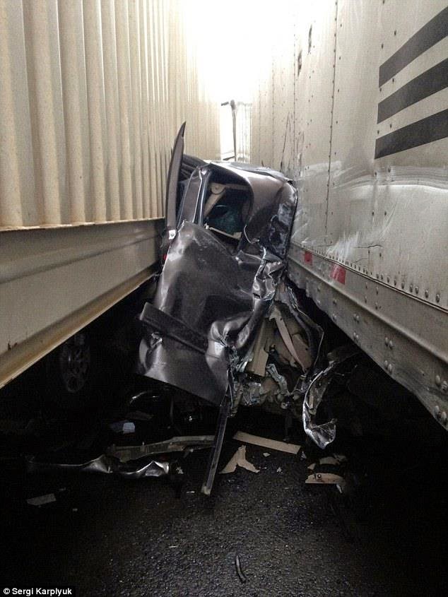 سائق سيارة شيفرولية سيلفرادو ينجو من الموت بين شاحنتين كبيرتين