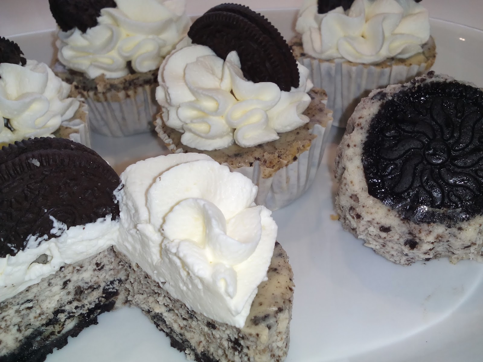 Oreo Cream Cheesecakes (Muffins) CakeYep