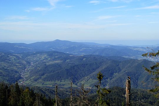Widok ze Średniego Gronia (1225 m n.p.m.) - drugiego wierzchołka Lubania. Widok ze Średniego Gronia (1225 m n.p.m.) - drugiego wierzchołka Lubania.