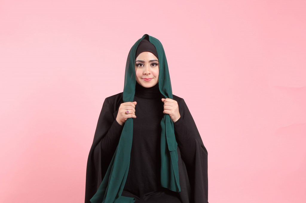 janda cantik pakai hijab dan manis