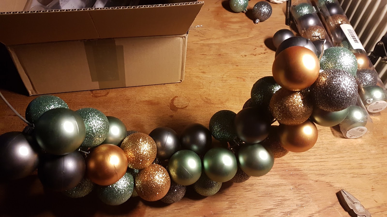 Meine kreative Welt Kranz aus Christbaumkugeln (mit Anleitung)