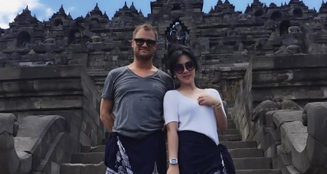 INILAH FOTO HOT SYAHRINI DENGAN DUA BULE INILAH FOTO HOT SYAHRINI DENGAN DUA BULE