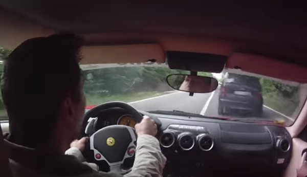 Este conductor y su Ferrari se salvaron de milagro (vídeo)