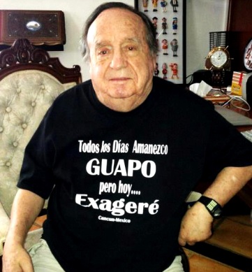 Roberto Gómez Bolaños Foto de Roberto Gómez Bolaños sentado en su hogar
