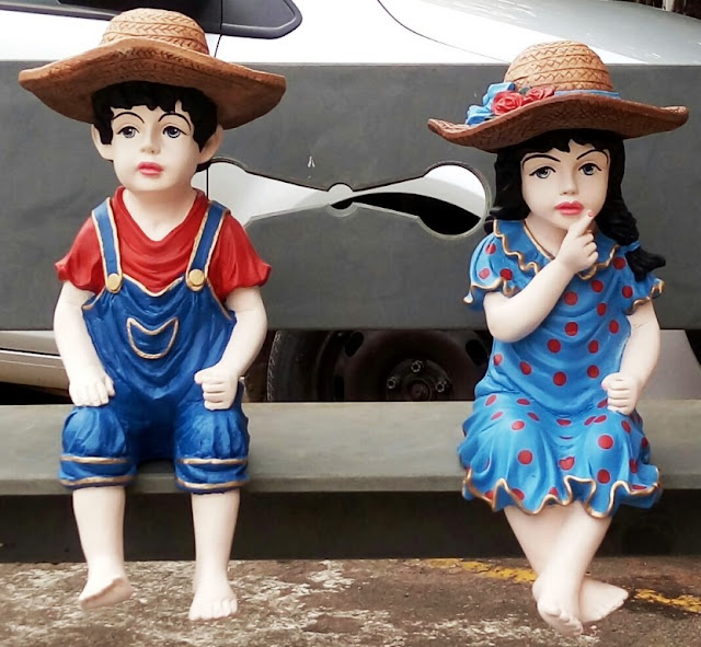 CASAL DE CRIANÇAS DE RESINA PARA O JARDIM