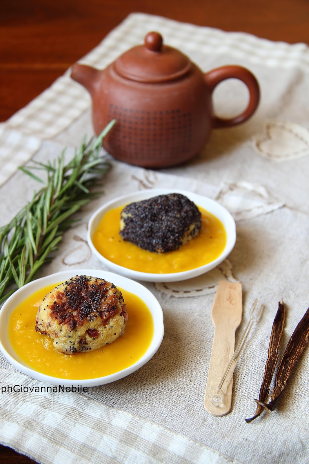 Polpettine di patate e prosciutto cotto su vellutata di zucca alla