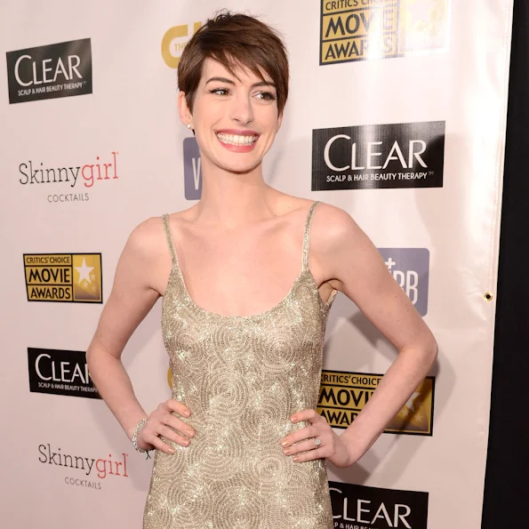 Anne Hathaway wore a slinky Oscar de la Renta gown. wedding ring and Casadei gold sandals with the signature Blade heel