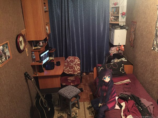 Kolejna dziewczyna z anime siedząca na łóżku