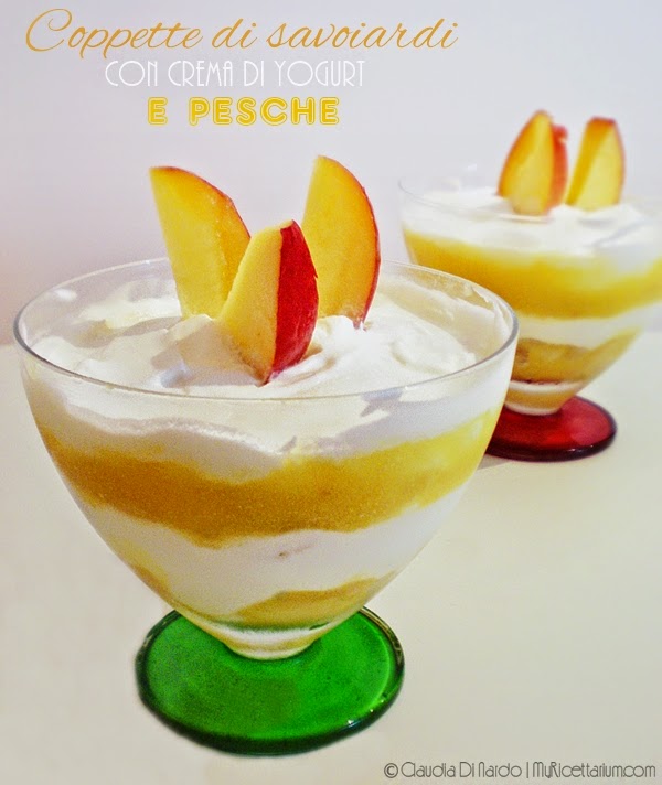 coppette di savoiardi con crema di yogurt e pesche