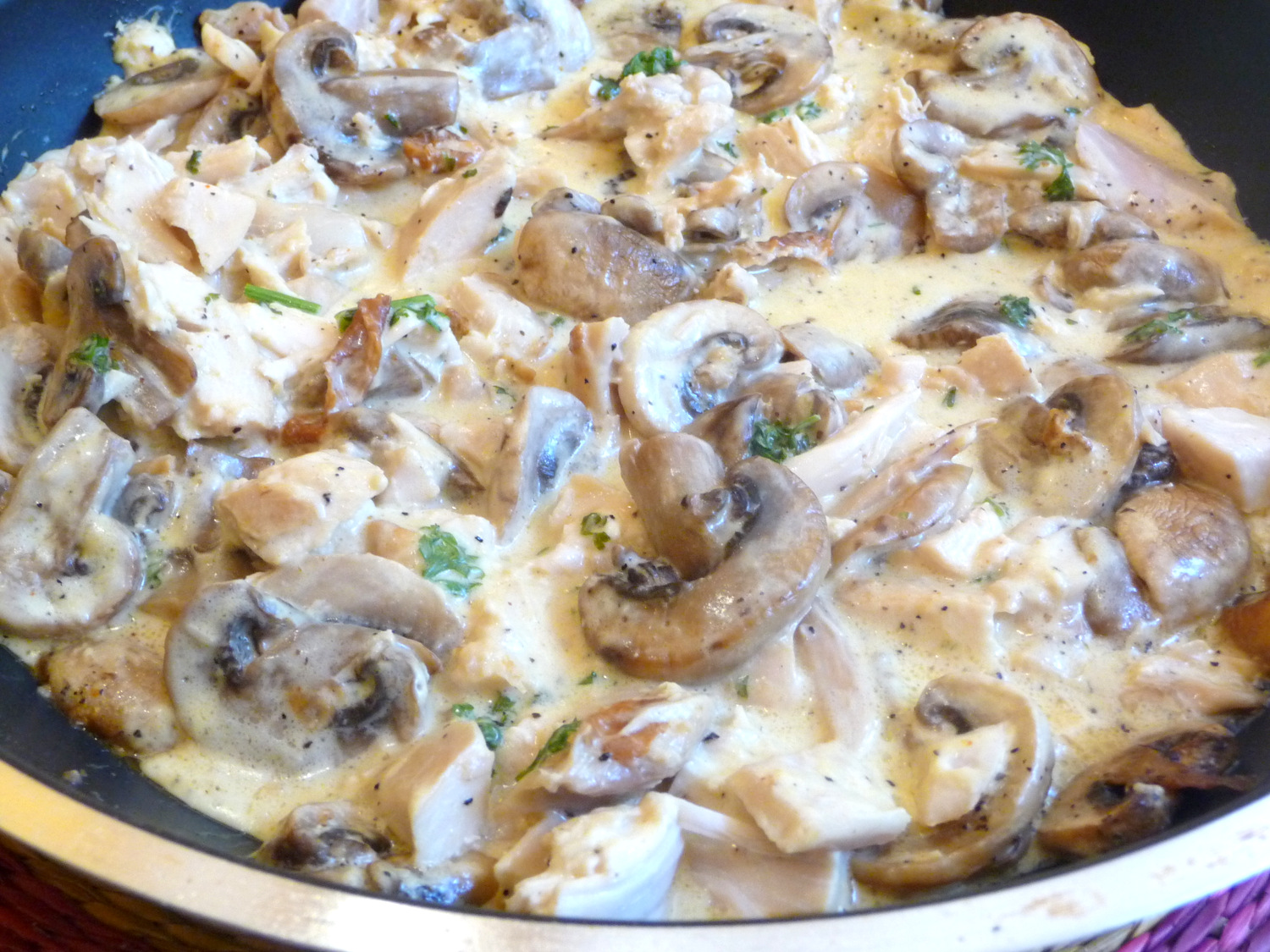 CREAMY CHICKEN AND MUSHROOM DISH