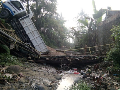 Jembatan di Cukuh Balak Ambruk, Satu Dumptruck Terjerembab