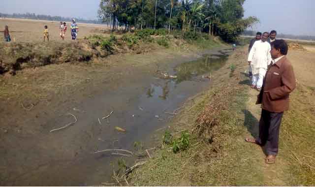 demanded to resume and expand the canal at Bakshiganj বকশীগঞ্জে খাল পুনঃখনন ও সম্প্রসারণের দাবি এলাকাবাসীর