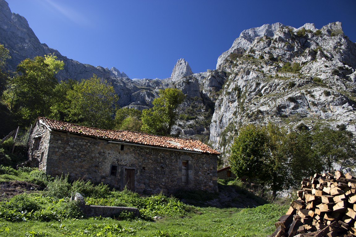 Está constituido por dos núcleos, Caín de Arriba, actualmente