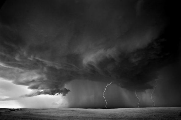 As exuberantes fotografias em preto e branco de tempestades e tornados de Mitch Dobrowner Mitch Dobrowner fotografia tempestades tornados preto e branco natureza impressionante chuva torrencial