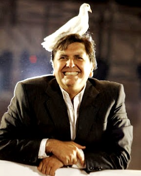 Alan García Pérez Foto de Alan García Pérez feliz con una paloma en la cabeza