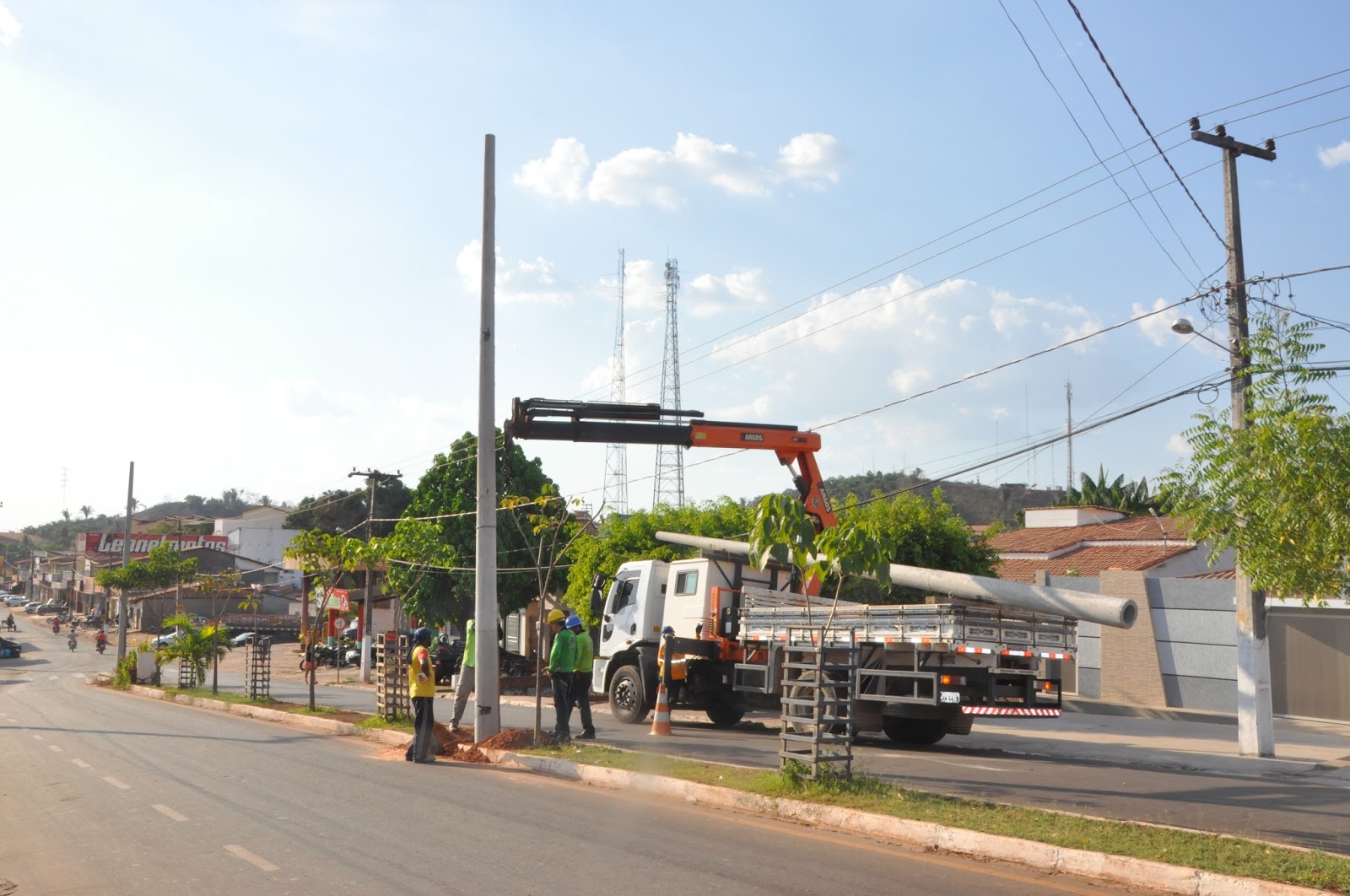Prefeitura de Lago da Pedra inicia serviços de iluminação da Avenida Antônio Balé