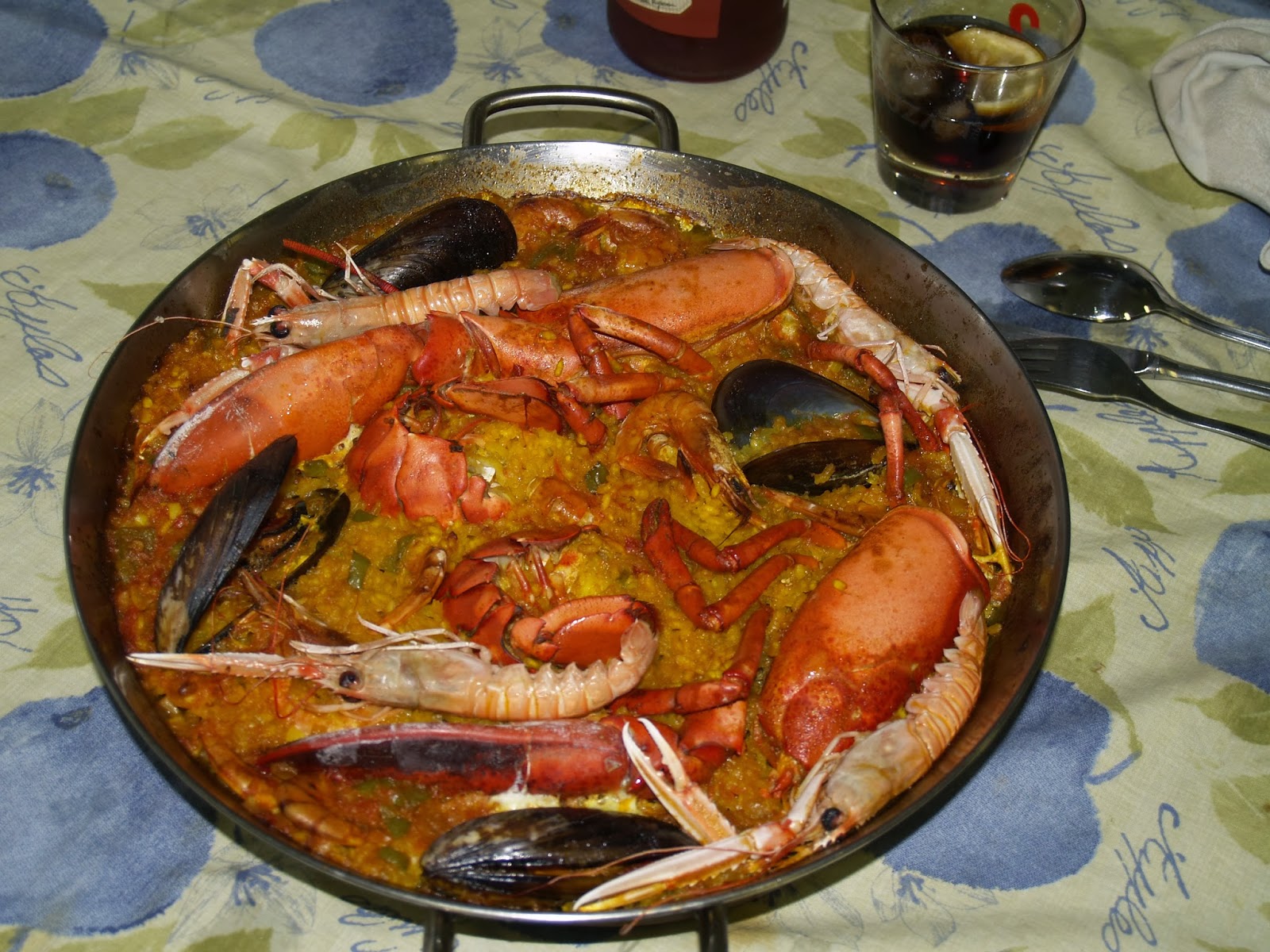 YO ME LO GUISO, YO ME LO BAILO PAELLA DE MARISCO CON BOGAVANTE