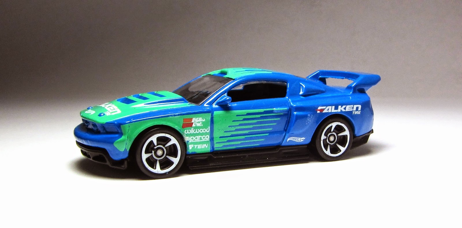 Hot wheels ford fiesta. Hot wheels 12. 12 corvette hot wheels. 12 форд фиеста хот вилс. хот вилс howlin' heat 2010.