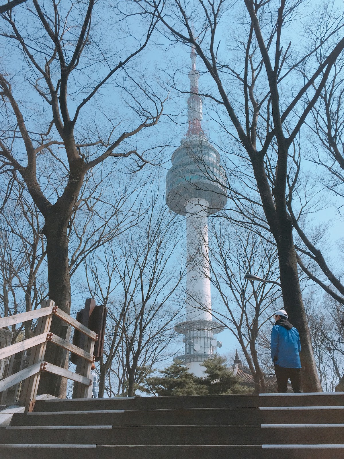 N首尔塔（N Seoul Tower）位于韩国首尔的南山上，高236.7米