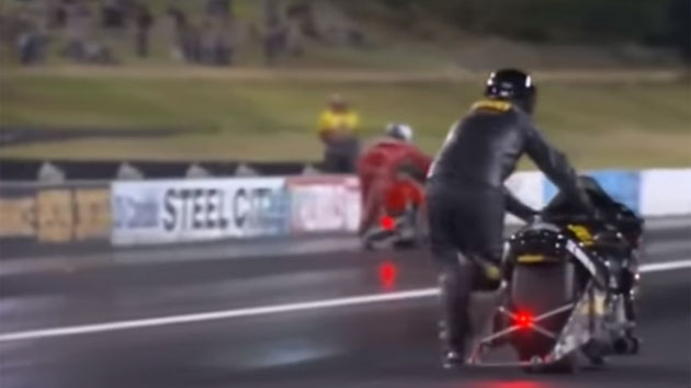 Video: Balapan Motor Tiba-tiba Mesin Mogok, Akhirnya Jadi Lomba Dorong Motor Video: Balapan Motor Tiba-tiba Mesin Mogok, Akhirnya Jadi Lomba Dorong Motor