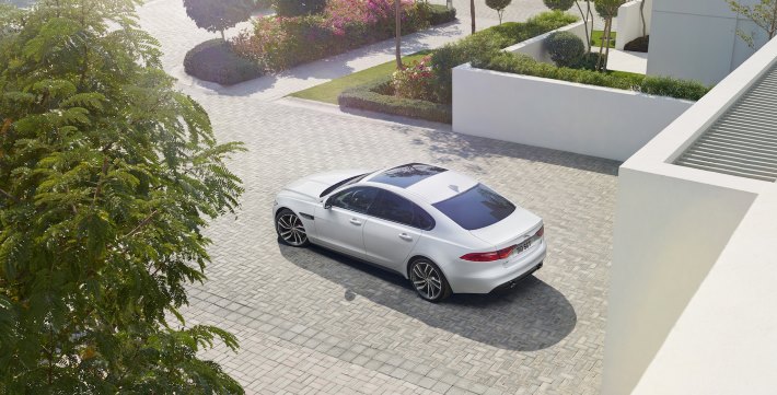 Image 3: 2016 Jaguar XF