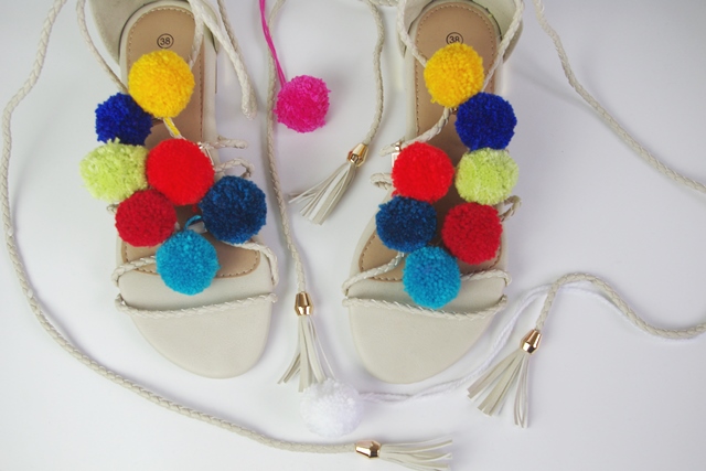 DIY PomPom Sandalen DIY PomPom Sandalen