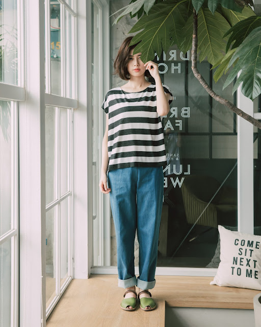 慕蓉穿著清晨的天氣預報拼接壓線丹寧褲