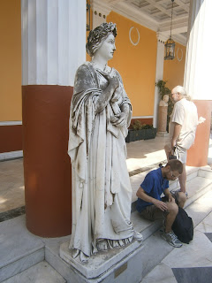το άγαλμα της μούσας Κλειούς στο Αχίλλειο της Κέρκυρας