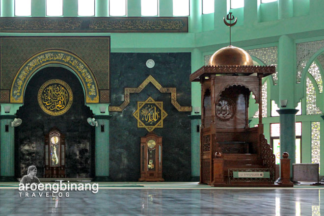 mimbar mihrab masjid raya al a'zhom tangerang