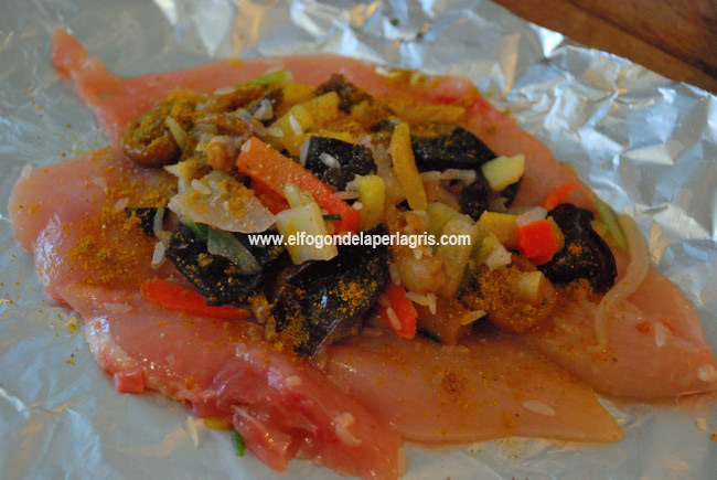 Colocar las verduras sobre el pollo Colocar las verduras sobre el pollo