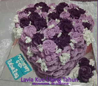 Kue tart buttercream bentuk hati Kue tart buttercream bentuk hati