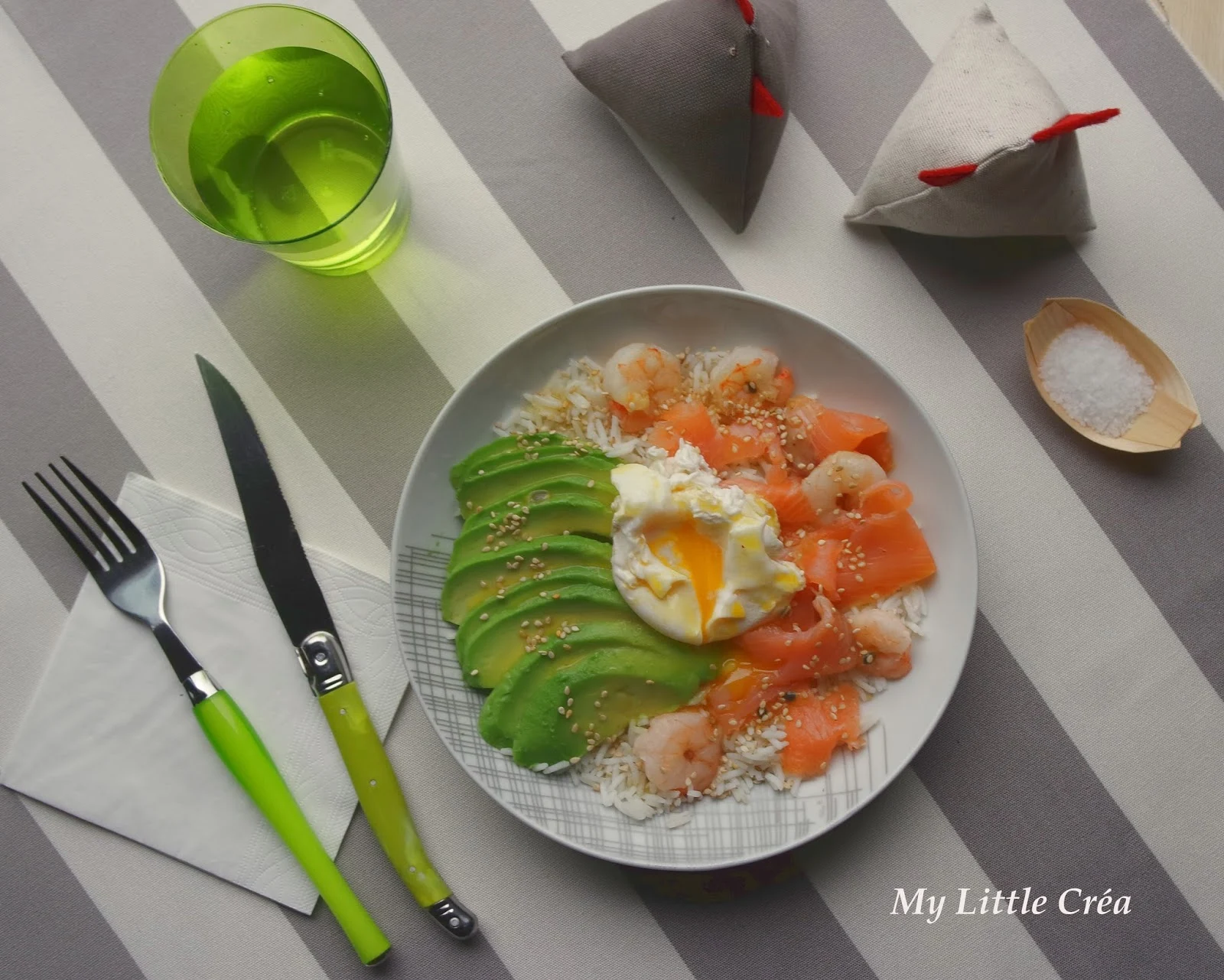 Salade repas Avocat, Saumon, Crevettes, Oeuf poché et Vinaigrette à la