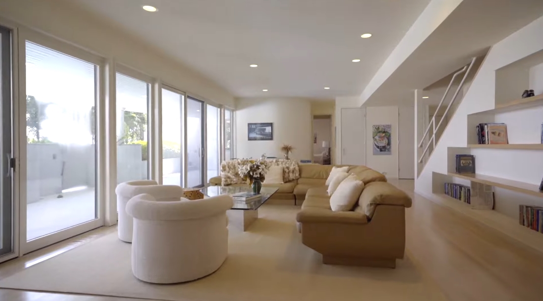 Tour 28 Hedges Banks Dr, East Hampton vs. 25 Interior Design Photos
