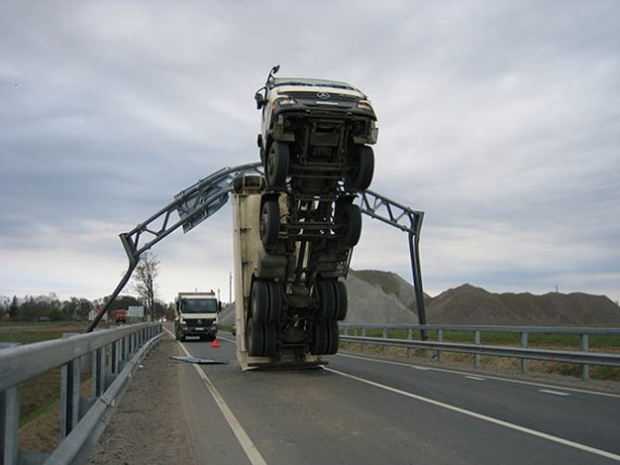 Funny-Car-Accidents-1-570x428.jpg