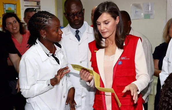 The cyclone affected the center of Mozambique and hit its second most populated city, Beira. Queen Letizia is wearing Hugo Boss