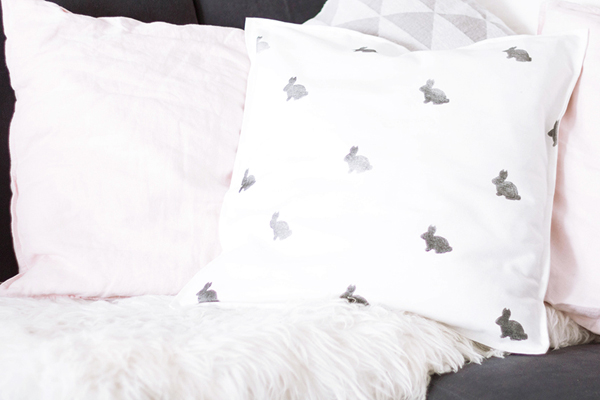 Kaninkudde, av Dörthe från Ars Textura alicia sivert alicia sivertsson påsk easter skapa skapande kreativitet creativity create diy peppiga påskprojekt 2016 påskpeppen hantverk handarbete handicraft craft do it yourself pynt påskpynt för vuxna