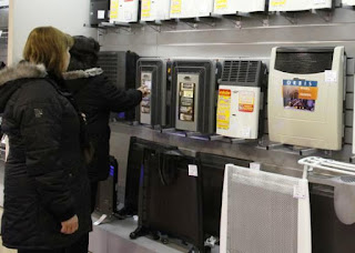 El año pasado subió un 15% y este año el mayor incremento toca el 30%. Llegaron los primeros fríos a la provincia y comienzan a verse en los puntos de venta algunos calefactores a gas en distintos tamaños, con los precios actualizados hasta en un 30%, al comparar con el año pasado. Se trata de una fuerte escalada de precios, ya que para esta temporada los incrementos se duplicaron respecto a la suba que tuvieron el año pasado.