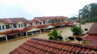 http://4.bp.blogspot.com/--j_z9Y9BI2o/UsAp3nqM1DI/AAAAAAAA2II/El4KqFPC4ZQ/s1600/Gambar+banjir+teruk+di+Bintulu,+Sarawak+29+Diember+3.jpg