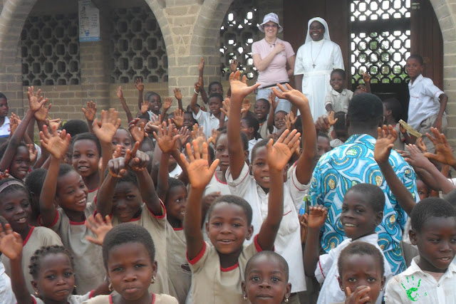 I bambini della scuola di Atchanvé, Togo, Africa con Vania Pirrone